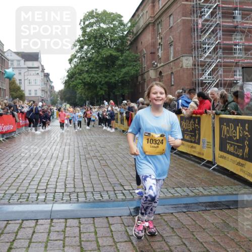 13.09.2026 - Kiel Lauf Yannick Fuchs http://msf.ph/oto/10407999 13.09.2026 09:01:54 Ziel 1353, 1355, 2916, 3592, 7062, 9285, 9501, 9615, 11119, 12321, 12539, 300, 1794, 1959, 2321, 2568, 3362, 3578, 4415, 4784, 6257, 6315, 7210, 7613, 8614, 8691, 9287, 11562, 11772, 11901, 12296, 12436, 12626, 911, 5271, 5577, 6062, 6562, 10324, 10336, 11578, 12211, 12446, 300, 1662, 1794, 2553, 7613, 8614, 8691 meine-sportfotos.de