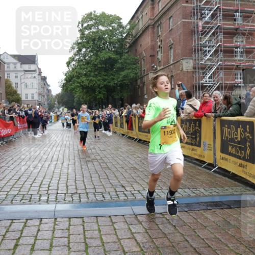 13.09.2026 - Kiel Lauf Yannick Fuchs http://msf.ph/oto/10408383 13.09.2026 09:02:56 Ziel 1175, 1830, 1870, 2739, 12052, 963, 4337, 5618, 5983, 6749, 6853, 7853, 8419, 9119, 9212, 12270, 2178, 2372, 8013, 11932, 1992, 2635, 3250, 3405, 3406, 5482, 6251, 6485, 6672, 6749, 8183, 8419, 10288, 11571 meine-sportfotos.de