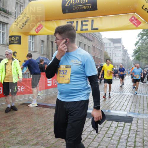 13.09.2026 - Kiel Lauf Yannick Fuchs http://msf.ph/oto/10409069 13.09.2026 10:37:06 Ziel 388, 886, 990, 1211, 4928, 5331, 5471, 6671, 8162, 8390, 8391, 8792, 9289, 9901, 10317, 11101, 11883, 11911, 12311, 12314, 12545, 229, 1534, 1584, 2095, 2571, 2966, 4464, 4692, 5045, 5541, 5574, 6309, 7177, 7312, 8055, 8099, 8494, 8760, 9352, 9554, 9657, 10317, 10608, 11113, 11619, 11867, 12104, 176, 595, 1142, 1217, 1313, 1479, 2601, 2925, 3137, 5262, 6720, 7640, 7729, 7987, 8026, 8463, 8515, 8628, 8820, 9208, 9435, 9540, 9977, 11748, 12742, 1278, 1534, 1584, 2380, 2425 meine-sportfotos.de