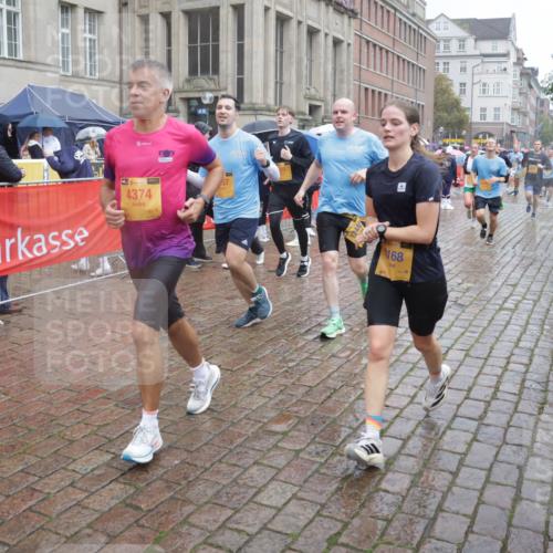 13.09.2026 - Kiel Lauf Yannick Fuchs http://msf.ph/oto/10410028 13.09.2026 10:40:51 Ziel 35, 337, 393, 1342, 1427, 1603, 1971, 2052, 2096, 2499, 2561, 2818, 3257, 3415, 3535, 3841, 4131, 4431, 4712, 5043, 5388, 6301, 6504, 6793, 7499, 7655, 7931, 8200, 8414, 8435, 8868, 8955, 9268, 10919, 11069, 11229, 11275, 12017, 12026, 12474, 529, 837, 1037, 1096, 1123, 1125, 1408, 1422, 1434, 1475, 1793, 1874, 1985, 2145, 2844, 2942, 3339, 3524, 4374, 4457, 5018, 5086, 5473, 5568, 5846, 6100, 6397, 6632, 6635, 6709, 7081, 7156, 7522, 7537, 8168 meine-sportfotos.de