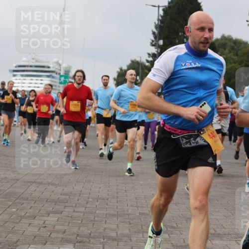 13.09.2026 - Kiel Lauf Andreas Tolksdorf http://msf.ph/oto/10410589 13.09.2026 10:01:35 Kiellinie 11096, 11910, 39, 443, 48, 3399 meine-sportfotos.de