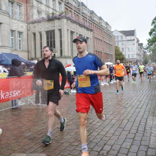 13.09.2026 - Kiel Lauf Yannick Fuchs http://msf.ph/oto/10412618 13.09.2026 10:44:03 Ziel 56, 202, 305, 318, 939, 1118, 1242, 1956, 1977, 2861, 2873, 3573, 3806, 4422, 4728, 4746, 6163, 6184, 7505, 7658, 8712, 9004, 9056, 9481, 9979, 10100, 10670, 10709, 11277, 11431, 11720, 12382, 12384, 12386, 12440, 12490, 149, 371, 1029, 1215, 1536, 1720, 1977, 2316, 2317, 2653, 2971, 3123, 3258, 3292, 3308, 3734, 4143, 4493, 4541, 4669, 4850, 4941, 5059, 5127, 5419, 6368, 6716, 7351, 702, 1275, 1379, 1439, 1839, 2729, 3918, 6059, 7534, 7900, 9082, 9229 meine-sportfotos.de