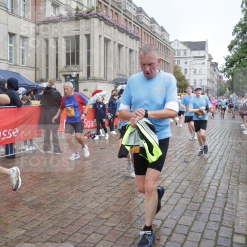 13.09.2026 - Kiel Lauf Yannick Fuchs http://msf.ph/oto/10413003 13.09.2026 10:44:31 Ziel 501, 1275, 1335, 1377, 2289, 2545, 2659, 2837, 2920, 3009, 3980, 4243, 4432, 5294, 5599, 5697, 5699, 5778, 6194, 6229, 6711, 6959, 7468, 7504, 7677, 7763, 8536, 8701, 9596, 11165, 11347, 11352, 11716, 11851, 11938, 12425, 12589, 12842, 202, 318, 702, 939, 1118, 1242, 1379, 1439, 1839, 1956, 2729, 2826, 2861, 2873, 3186, 3469, 3573, 3806, 3918, 4422, 5183, 5740, 5859, 6059, 6611, 7250, 7291, 7504, 7534, 688, 1323, 2952, 3591 meine-sportfotos.de