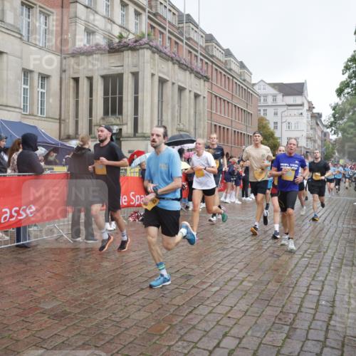 13.09.2026 - Kiel Lauf Yannick Fuchs http://msf.ph/oto/10413404 13.09.2026 10:45:00 Ziel 427, 451, 1181, 1323, 1606, 2952, 3591, 3753, 3872, 4044, 6298, 7327, 7765, 8198, 8941, 9702, 9703, 9917, 10388, 10572, 11473, 12240, 12543, 12670, 501, 688, 1357, 1751, 1753, 2189, 2488, 2659, 2837, 2920, 3134, 3152, 3282, 3980, 4033, 4243, 4432, 4532, 4829, 5294, 5420, 5567, 5599, 5699, 6194, 6580, 6637, 6711, 6731, 7122, 7279, 7468, 7677, 7701, 7910, 8445, 8669, 9326, 10082, 1482, 1590, 2391, 3285, 3796, 4588, 5220, 5361 meine-sportfotos.de
