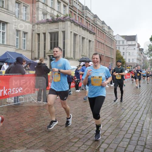 13.09.2026 - Kiel Lauf Yannick Fuchs http://msf.ph/oto/10413485 13.09.2026 10:45:06 Ziel 478, 979, 1181, 1606, 1703, 1878, 2410, 3753, 3872, 4044, 4681, 5220, 5296, 5763, 5764, 6298, 7765, 8198, 8744, 8941, 9702, 9703, 9917, 10388, 10526, 10666, 10915, 10986, 11473, 12670, 427, 451, 688, 1323, 1357, 1751, 1753, 2189, 2488, 2659, 2837, 2920, 2952, 3134, 3152, 3282, 3591, 4033, 4243, 4432, 4532, 4829, 5420, 5567, 5699, 6194, 6580, 6637, 6711, 6731, 7122, 7279, 7327, 7701, 7910, 8198, 8445, 8669, 9326, 10082, 10572, 1482, 1590, 2391, 3285, 3796, 4588, 5361 meine-sportfotos.de