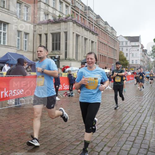 13.09.2026 - Kiel Lauf Yannick Fuchs http://msf.ph/oto/10413489 13.09.2026 10:45:06 Ziel 478, 979, 1181, 1606, 1703, 1878, 2410, 3753, 3872, 4044, 4681, 5220, 5296, 5763, 5764, 6298, 7765, 8198, 8744, 8941, 9702, 9703, 9917, 10388, 10526, 10666, 10915, 10986, 11473, 12670, 427, 451, 688, 1323, 1357, 1751, 1753, 2189, 2488, 2659, 2837, 2920, 2952, 3134, 3152, 3282, 3591, 4033, 4243, 4432, 4532, 4829, 5420, 5567, 5699, 6194, 6580, 6637, 6711, 6731, 7122, 7279, 7327, 7701, 7910, 8198, 8445, 8669, 9326, 10082, 10572, 1482, 1590, 2391, 3285, 3796, 4588, 5361 meine-sportfotos.de