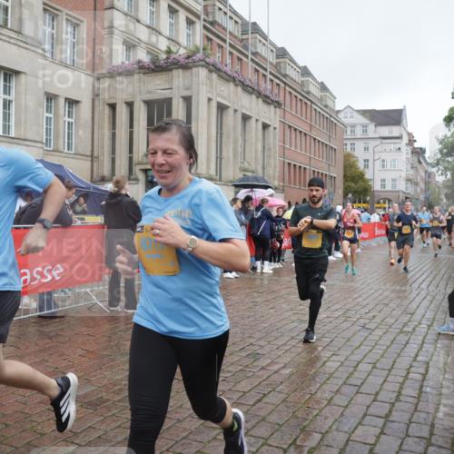 13.09.2026 - Kiel Lauf Yannick Fuchs http://msf.ph/oto/10413499 13.09.2026 10:45:06 Ziel 478, 979, 1181, 1606, 1703, 1878, 2410, 3753, 3872, 4044, 4681, 5220, 5296, 5763, 5764, 6298, 7765, 8198, 8744, 8941, 9702, 9703, 9917, 10388, 10526, 10666, 10915, 10986, 11473, 12670, 427, 451, 688, 1323, 1357, 1751, 1753, 2189, 2488, 2659, 2837, 2920, 2952, 3134, 3152, 3282, 3591, 4033, 4243, 4432, 4532, 4829, 5420, 5567, 5699, 6194, 6580, 6637, 6711, 6731, 7122, 7279, 7327, 7701, 7910, 8198, 8445, 8669, 9326, 10082, 10572, 1482, 1590, 2391, 3285, 3796, 4588, 5361 meine-sportfotos.de