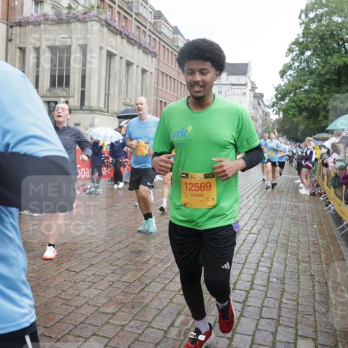 13.09.2026 - Kiel Lauf Yannick Fuchs http://msf.ph/oto/10413581 13.09.2026 10:45:14 Ziel 478, 979, 1482, 1575, 1590, 1703, 1878, 2391, 2410, 3285, 3796, 3872, 4044, 4588, 4681, 5220, 5296, 5361, 5600, 5763, 5764, 6799, 7631, 8457, 8744, 9378, 9845, 9956, 10183, 10526, 10666, 10915, 10948, 10986, 11541, 427, 451, 688, 1181, 1323, 1357, 1606, 1751, 1753, 2189, 2488, 2952, 3134, 3152, 3282, 3591, 3753, 3872, 4033, 4532, 4829, 5420, 6298, 6580, 6731, 7122, 7279, 7327, 7701, 7765, 7910, 8198, 8445, 8669, 8941, 9326, 9702, 9917, 10082, 10388, 10572, 461, 1682 meine-sportfotos.de