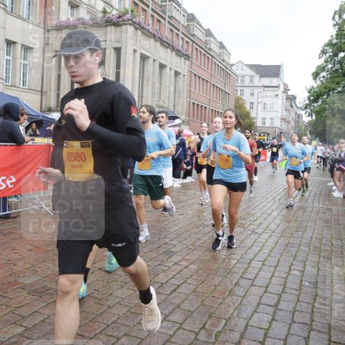 13.09.2026 - Kiel Lauf Yannick Fuchs http://msf.ph/oto/10413593 13.09.2026 10:45:15 Ziel 478, 979, 1482, 1575, 1590, 1703, 1878, 2391, 2410, 3285, 3796, 4044, 4588, 4681, 5220, 5296, 5361, 5600, 5763, 5764, 6799, 7631, 7795, 8457, 8744, 9378, 9845, 9956, 10183, 10526, 10666, 10915, 10948, 10986, 11541, 427, 451, 688, 1181, 1323, 1357, 1606, 1751, 1753, 2189, 2488, 2952, 3134, 3152, 3282, 3591, 3753, 3872, 4033, 4044, 4532, 4829, 6298, 6580, 6731, 7122, 7279, 7327, 7765, 7910, 8198, 8445, 8669, 8941, 9326, 9702, 9917, 10082, 10388, 10572, 360, 461, 1682 meine-sportfotos.de