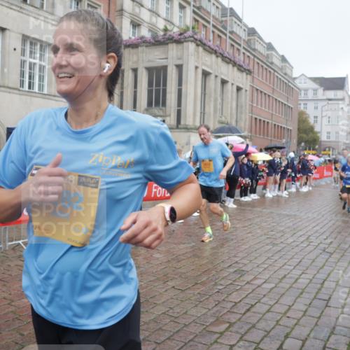13.09.2026 - Kiel Lauf Yannick Fuchs http://msf.ph/oto/10414345 13.09.2026 10:46:09 Ziel 272, 498, 550, 665, 1030, 1374, 1582, 2448, 3422, 3781, 3844, 5017, 5348, 5510, 5515, 5564, 6385, 6436, 6980, 7073, 7241, 7772, 7840, 7939, 8310, 8403, 8551, 8561, 8881, 9207, 9375, 9715, 10050, 10615, 10809, 10975, 11670, 11822, 12077, 12306, 12481, 123, 360, 499, 1015, 1065, 1180, 1229, 1484, 1537, 1725, 1752, 2421, 2563, 3182, 3347, 3608, 3781, 3807, 4586, 5072, 5205, 5278, 7503, 7889, 8203, 8282, 8403, 8442, 8655, 8731, 8816, 8881, 6269 meine-sportfotos.de