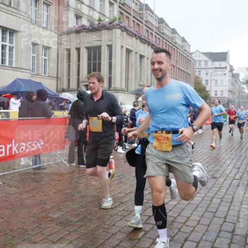 13.09.2026 - Kiel Lauf Yannick Fuchs http://msf.ph/oto/10414552 13.09.2026 10:46:22 Ziel 206, 1013, 1913, 2448, 2776, 3422, 4331, 4397, 4516, 5017, 5421, 7044, 7840, 8277, 8310, 8520, 9361, 9415, 10469, 10699, 10836, 11232, 11642, 12000, 12077, 12306, 12743, 123, 272, 498, 499, 550, 665, 1030, 1374, 1582, 1725, 2421, 3781, 3844, 5348, 5510, 5515, 5564, 6385, 6436, 6980, 7073, 7241, 7772, 7939, 8403, 8551, 8561, 8655, 8816, 8881, 9207, 9375, 9715, 10050, 10809, 4499, 9875, 12466, 1229, 1537, 2563, 7889 meine-sportfotos.de