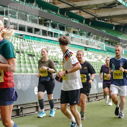 13.09.2026 - 21. swb-Marathon Bremen Michael Burmester http://msf.ph/oto/10415540 13.09.2026 10:41:41 Laufen im Stadion 10148, 10155, 10163, 10213, 10247, 10313, 10321, 10354, 10395, 10396, 10399, 10406, 10414, 10417, 10419, 10422, 10424, 10435, 10455, 10461, 10462, 10483, 10490, 10519, 10527, 10545, 10546, 10547, 10582, 10586, 10611, 10644, 10665, 10694, 10705, 10706, 10719, 10722, 10766, 10768, 10776, 10804, 10854, 10859, 10889, 10909, 10963, 10977, 11027, 11043, 11048, 11084, 11085, 11090, 11097, 11098, 11140, 11192 meine-sportfotos.de