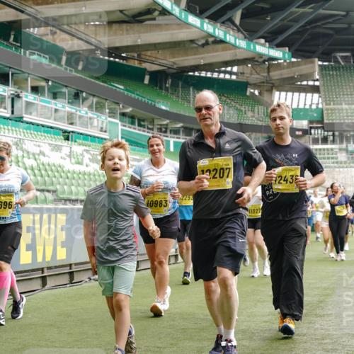 13.09.2026 - 21. swb-Marathon Bremen Michael Burmester http://msf.ph/oto/10415658 13.09.2026 10:41:45 Laufen im Stadion 10148, 10155, 10163, 10213, 10247, 10313, 10321, 10330, 10354, 10395, 10396, 10399, 10406, 10414, 10417, 10419, 10422, 10424, 10435, 10455, 10461, 10462, 10483, 10490, 10519, 10527, 10545, 10546, 10547, 10582, 10586, 10611, 10644, 10665, 10694, 10705, 10706, 10719, 10722, 10766, 10768, 10776, 10804, 10854, 10859, 10889, 10909, 10963, 10977, 11026, 11027, 11041, 11043, 11048, 11078, 11084, 11085, 11090, 11097, 11098, 11140, 11192 meine-sportfotos.de