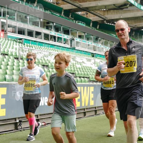 13.09.2026 - 21. swb-Marathon Bremen Michael Burmester http://msf.ph/oto/10415675 13.09.2026 10:41:46 Laufen im Stadion 10148, 10155, 10163, 10247, 10313, 10321, 10330, 10354, 10395, 10396, 10399, 10406, 10414, 10417, 10419, 10422, 10424, 10435, 10455, 10461, 10462, 10483, 10490, 10519, 10527, 10545, 10546, 10547, 10582, 10586, 10611, 10644, 10665, 10694, 10705, 10706, 10719, 10722, 10752, 10766, 10768, 10776, 10804, 10854, 10859, 10889, 10909, 10963, 10977, 11026, 11027, 11041, 11043, 11048, 11078, 11084, 11085, 11090, 11097, 11098, 11140, 11192 meine-sportfotos.de