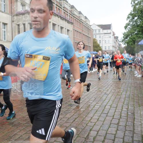 13.09.2026 - Kiel Lauf Yannick Fuchs http://msf.ph/oto/10415824 13.09.2026 10:47:49 Ziel 696, 708, 1059, 3682, 4425, 4583, 4713, 5240, 5747, 6036, 6384, 6778, 6904, 6946, 6949, 6967, 7001, 8387, 9076, 10651, 11603, 11705, 11724, 11829, 12510, 12593, 12758, 335, 365, 821, 917, 1280, 1367, 1803, 1944, 2000, 2183, 2185, 2429, 2713, 2947, 3064, 3136, 3183, 3306, 3463, 3512, 3565, 3745, 4070, 4077, 4096, 4149, 4150, 4187, 4450, 4531, 4773, 5195, 5239, 5505, 5573, 5787, 5980, 6005, 6235, 6792, 6940, 6946, 6978, 6981, 7288, 7632, 8058, 9104, 960 meine-sportfotos.de