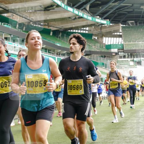 13.09.2026 - 21. swb-Marathon Bremen Michael Burmester http://msf.ph/oto/10415894 13.09.2026 10:41:53 Laufen im Stadion 10148, 10155, 10163, 10247, 10303, 10313, 10330, 10354, 10395, 10396, 10399, 10414, 10419, 10422, 10424, 10455, 10461, 10462, 10483, 10490, 10519, 10527, 10545, 10546, 10547, 10582, 10586, 10611, 10644, 10665, 10694, 10705, 10706, 10719, 10722, 10752, 10766, 10768, 10776, 10804, 10854, 10859, 10889, 10909, 10963, 10977, 11026, 11027, 11041, 11043, 11048, 11078, 11084, 11085, 11090, 11097, 11098, 11140, 11192 meine-sportfotos.de