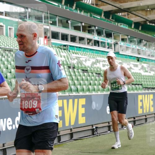 13.09.2026 - 21. swb-Marathon Bremen Michael Burmester http://msf.ph/oto/10416392 13.09.2026 12:58:24 Laufen im Stadion 141, 148, 191, 226, 334, 511, 672, 776, 789, 790, 909, 972, 1010, 1119, 1191, 1199, 1254, 1281, 1535, 1642, 1647, 1752, 1809, 1881, 1900, 1931, 1933, 2046, 2051, 2075, 2210, 2324, 2343, 2367, 2371, 2397, 2402, 2423, 2425, 2493, 2577, 2640, 2771, 2807, 2827, 2885, 2903, 2904, 2979, 3021, 3051, 3078, 3098, 3120, 3138, 3148, 3182, 3186, 3233, 3319, 3338, 3435, 3450, 3514, 3516, 3534, 3560, 3634, 3655, 3685, 3690, 3695, 3760, 3866, 3933, 3934, 3939, 4101, 4316, 4319, 205 meine-sportfotos.de