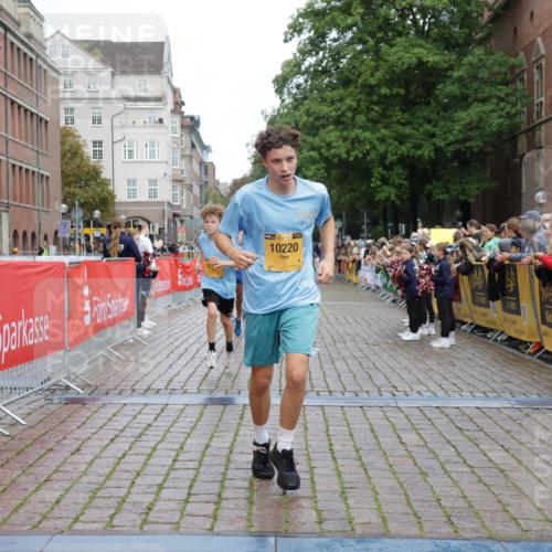 13.09.2026 - Kiel Lauf Yannick Fuchs http://msf.ph/oto/10416573 13.09.2026 09:37:33 Ziel 2417, 5837, 7050, 7827, 8661, 10220, 10656, 10778, 12416, 999, 2455, 3174, 3481, 3900, 4737, 7855, 8658, 9696, 2057, 2221, 2638, 2720, 4252, 4790, 9518, 2455, 3900 meine-sportfotos.de