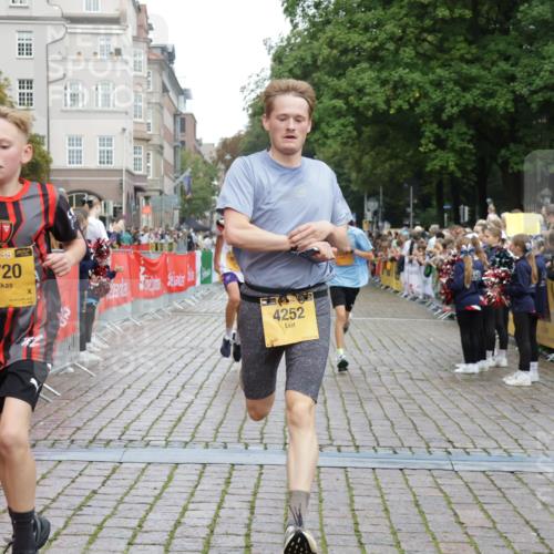 13.09.2026 - Kiel Lauf Yannick Fuchs http://msf.ph/oto/10416671 13.09.2026 09:37:43 Ziel 2057, 2720, 4252, 4790, 7827, 9518, 10656, 999, 2417, 3174, 3481, 4737, 5837, 7050, 8658, 8661, 9696, 10220, 10778, 12416, 2221, 2408, 2638, 2854, 4089, 5930, 7723, 8702, 10444, 10690, 7855 meine-sportfotos.de