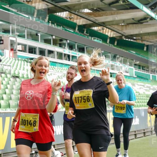 13.09.2026 - 21. swb-Marathon Bremen Michael Burmester http://msf.ph/oto/10417649 13.09.2026 10:42:45 Laufen im Stadion 10002, 10004, 10005, 10148, 10271, 10303, 10330, 10361, 10362, 10395, 10396, 10402, 10422, 10461, 10462, 10474, 10490, 10491, 10519, 10546, 10547, 10557, 10572, 10665, 10705, 10719, 10722, 10752, 10773, 10776, 10784, 10805, 10854, 10859, 10880, 10889, 10909, 10963, 10977, 11026, 11027, 11041, 11078, 11084, 11085, 11090, 11097, 11098, 11140, 11173, 11192, 11274, 11482 meine-sportfotos.de