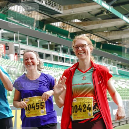 13.09.2026 - 21. swb-Marathon Bremen Michael Burmester http://msf.ph/oto/10417762 13.09.2026 10:42:48 Laufen im Stadion 10002, 10004, 10005, 10148, 10271, 10303, 10330, 10361, 10362, 10395, 10396, 10402, 10422, 10461, 10462, 10474, 10490, 10491, 10519, 10546, 10547, 10557, 10572, 10665, 10705, 10719, 10722, 10752, 10773, 10776, 10784, 10805, 10854, 10859, 10880, 10889, 10899, 10900, 10909, 10963, 10977, 11026, 11027, 11041, 11078, 11084, 11085, 11090, 11097, 11098, 11140, 11173, 11192, 11217, 11264, 11274, 11461, 11482 meine-sportfotos.de