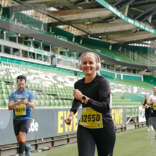13.09.2026 - 21. swb-Marathon Bremen Michael Burmester http://msf.ph/oto/10417773 13.09.2026 10:42:49 Laufen im Stadion 10002, 10004, 10005, 10148, 10271, 10303, 10330, 10361, 10362, 10395, 10396, 10402, 10422, 10461, 10462, 10474, 10490, 10491, 10519, 10546, 10547, 10557, 10572, 10665, 10705, 10719, 10722, 10752, 10773, 10776, 10784, 10805, 10854, 10859, 10880, 10889, 10899, 10900, 10909, 10963, 10977, 11026, 11027, 11041, 11078, 11084, 11085, 11090, 11097, 11098, 11140, 11173, 11192, 11217, 11264, 11274, 11456, 11461, 11482 meine-sportfotos.de