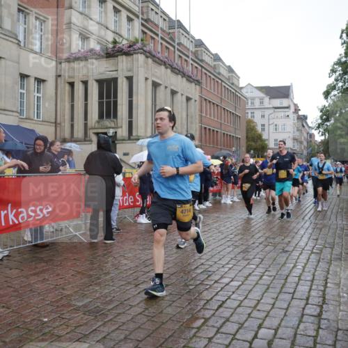 13.09.2026 - Kiel Lauf Yannick Fuchs http://msf.ph/oto/10418613 13.09.2026 10:50:43 Ziel 395, 715, 1737, 1904, 1921, 2029, 2521, 2530, 2578, 3238, 3295, 4279, 4875, 5426, 5430, 5800, 7224, 7229, 8105, 8768, 8848, 9013, 9599, 10028, 10029, 10192, 10198, 10391, 10968, 11684, 11960, 12092, 12262, 12602, 124, 177, 213, 274, 576, 706, 707, 807, 835, 952, 1008, 1124, 1154, 1779, 1904, 1980, 2709, 3032, 3214, 3216, 3436, 3737, 3769, 3889, 3929, 4270, 4714, 4743, 4922, 5100, 5394, 5456, 5549, 5800, 6127, 6248, 6250, 6666, 6864, 7266, 7520, 8131 meine-sportfotos.de