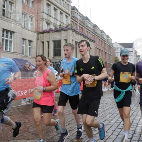 13.09.2026 - Kiel Lauf Yannick Fuchs http://msf.ph/oto/10418950 13.09.2026 10:51:09 Ziel 386, 638, 1442, 1758, 2247, 2672, 2730, 3873, 4106, 4258, 4259, 4271, 4273, 4745, 5525, 5999, 6293, 6948, 7469, 8464, 9007, 10455, 11154, 11214, 11281, 11579, 11910, 12823, 395, 715, 1442, 1737, 1921, 2029, 2521, 2530, 2578, 2772, 3238, 3295, 4279, 4354, 4875, 5426, 5430, 5992, 6557, 7013, 7224, 7229, 7314, 8105, 8215, 8768, 8848, 9092, 9508, 9599, 9689, 9798, 10028, 10029, 10192, 10198, 10391, 10968, 11454, 11684, 11960, 12092, 12262, 238, 251, 1904, 5800 meine-sportfotos.de