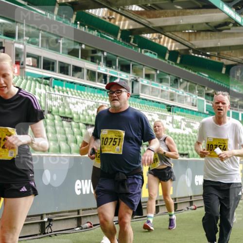 13.09.2026 - 21. swb-Marathon Bremen Michael Burmester http://msf.ph/oto/10419002 13.09.2026 10:43:25 Laufen im Stadion 10002, 10004, 10005, 10148, 10271, 10303, 10325, 10330, 10335, 10361, 10362, 10395, 10396, 10402, 10459, 10474, 10490, 10491, 10513, 10519, 10557, 10572, 10605, 10606, 10629, 10665, 10752, 10756, 10773, 10779, 10784, 10805, 10854, 10880, 10882, 10899, 10900, 10909, 10963, 10997, 11026, 11027, 11041, 11078, 11084, 11085, 11090, 11097, 11098, 11140, 11173, 11192, 11217, 11264, 11274, 11307, 11333, 11337, 11355, 11408, 11448, 11456, 11461, 11482 meine-sportfotos.de