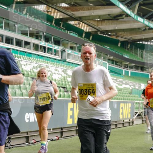 13.09.2026 - 21. swb-Marathon Bremen Michael Burmester http://msf.ph/oto/10419049 13.09.2026 10:43:26 Laufen im Stadion 10002, 10004, 10005, 10148, 10271, 10303, 10325, 10330, 10335, 10361, 10362, 10395, 10396, 10402, 10459, 10474, 10490, 10491, 10513, 10519, 10557, 10572, 10605, 10606, 10629, 10665, 10752, 10756, 10773, 10779, 10784, 10805, 10854, 10880, 10882, 10899, 10900, 10997, 11026, 11027, 11041, 11078, 11084, 11085, 11090, 11097, 11098, 11140, 11173, 11192, 11217, 11264, 11274, 11307, 11333, 11337, 11355, 11408, 11448, 11456, 11461, 11482 meine-sportfotos.de
