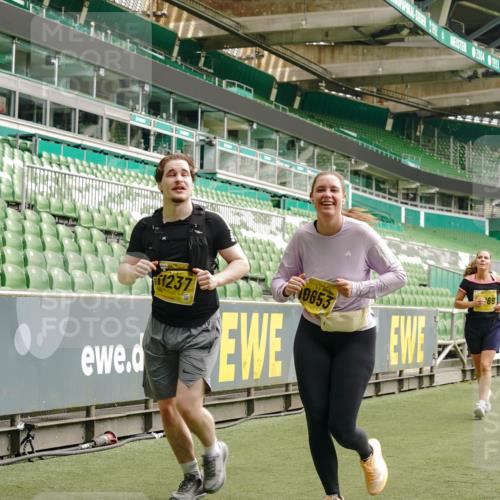 13.09.2026 - 21. swb-Marathon Bremen Michael Burmester http://msf.ph/oto/10419180 13.09.2026 10:43:30 Laufen im Stadion 10002, 10004, 10005, 10148, 10271, 10295, 10303, 10325, 10330, 10335, 10361, 10362, 10395, 10396, 10402, 10459, 10474, 10490, 10491, 10513, 10557, 10572, 10605, 10606, 10629, 10665, 10752, 10756, 10773, 10779, 10784, 10805, 10854, 10880, 10882, 10899, 10900, 10997, 10999, 11026, 11027, 11041, 11078, 11084, 11085, 11090, 11097, 11098, 11140, 11173, 11192, 11217, 11233, 11264, 11274, 11307, 11333, 11337, 11355, 11408, 11448, 11456, 11461, 11482 meine-sportfotos.de