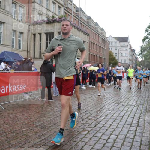 13.09.2026 - Kiel Lauf Yannick Fuchs http://msf.ph/oto/10419400 13.09.2026 10:51:36 Ziel 101, 201, 310, 1754, 1804, 1890, 2035, 2393, 2468, 2519, 2690, 3013, 3440, 4040, 4084, 4613, 4619, 4646, 4939, 5441, 5735, 6177, 6928, 7141, 7740, 7914, 8373, 8625, 8627, 9030, 9699, 9970, 10384, 10440, 10459, 10474, 11079, 12420, 12755, 238, 240, 251, 260, 386, 638, 680, 901, 1758, 2247, 2672, 2730, 2803, 3029, 3751, 3873, 3879, 4106, 4205, 4258, 4259, 4271, 4273, 4745, 5525, 5999, 6293, 6663, 6865, 6948, 7043, 7469, 8464, 9007, 5174 meine-sportfotos.de