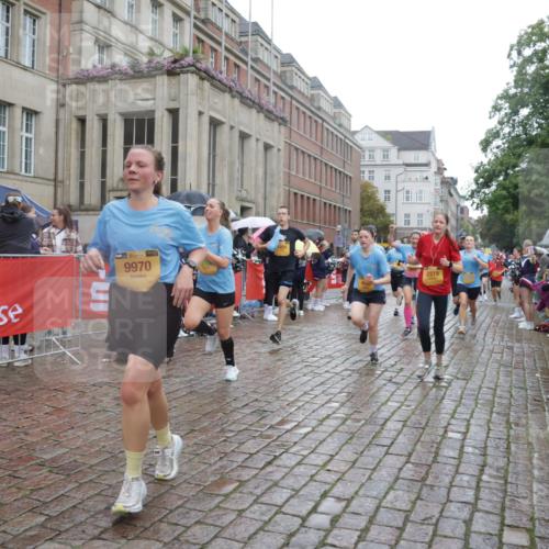 13.09.2026 - Kiel Lauf Yannick Fuchs http://msf.ph/oto/10419727 13.09.2026 10:52:05 Ziel 23, 171, 825, 1027, 1364, 1365, 1869, 2438, 2484, 2806, 3529, 3644, 4385, 4977, 5157, 5321, 5994, 6069, 6714, 7338, 7447, 7464, 7647, 8292, 8319, 9221, 9267, 10071, 10166, 10598, 10637, 10755, 10802, 10992, 11308, 11380, 11500, 11915, 101, 201, 310, 826, 1231, 1568, 1591, 1600, 1754, 1804, 1890, 2393, 2404, 2468, 2470, 2519, 2566, 2690, 2783, 3013, 3440, 3956, 4084, 4175, 4476, 4613, 4646, 4887, 4939, 5174, 5441, 6177, 6367, 6928, 8373 meine-sportfotos.de