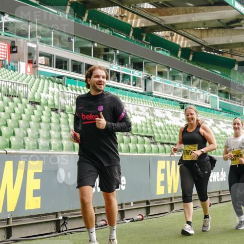 13.09.2026 - 21. swb-Marathon Bremen Michael Burmester http://msf.ph/oto/10419758 13.09.2026 10:43:48 Laufen im Stadion 10002, 10004, 10005, 10176, 10191, 10192, 10271, 10295, 10303, 10325, 10330, 10335, 10361, 10362, 10402, 10459, 10474, 10491, 10513, 10557, 10572, 10605, 10606, 10629, 10665, 10752, 10756, 10773, 10779, 10784, 10805, 10880, 10882, 10899, 10900, 10997, 10999, 11026, 11027, 11041, 11078, 11140, 11173, 11217, 11233, 11264, 11274, 11307, 11333, 11337, 11355, 11385, 11408, 11448, 11456, 11461, 11482, 11629, 11943, 12311, 12334 meine-sportfotos.de