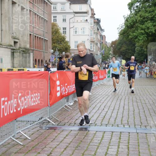 13.09.2026 - Kiel Lauf Yannick Fuchs http://msf.ph/oto/10419832 13.09.2026 09:41:31 Ziel 4068, 4315, 9110, 9771, 11106, 11645, 12166, 1593, 1671, 1787, 1966, 3883, 4137, 8389, 9608, 10202, 10299, 10974, 11983, 402, 3143, 3175, 4533, 4704, 5107, 6649, 6687, 6739, 7238, 8588, 9224, 11907, 1630, 1787, 5039, 6299, 8493, 8636, 9578, 9726 meine-sportfotos.de