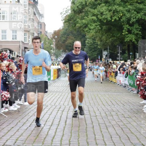 13.09.2026 - Kiel Lauf Yannick Fuchs http://msf.ph/oto/10419845 13.09.2026 09:41:33 Ziel 4068, 4315, 9110, 9771, 11106, 12166, 1593, 1671, 1966, 3883, 4137, 8389, 9608, 10202, 10299, 10974, 11645, 11983, 402, 3143, 3175, 4533, 4704, 5107, 6649, 6687, 6739, 7238, 8588, 9224, 11907, 12175, 1630, 1787, 5039, 6299, 8389, 8493, 8636, 9726, 10202 meine-sportfotos.de