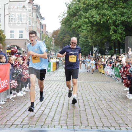 13.09.2026 - Kiel Lauf Yannick Fuchs http://msf.ph/oto/10419851 13.09.2026 09:41:33 Ziel 4068, 4315, 9110, 9771, 11106, 12166, 1593, 1671, 1966, 3883, 4137, 8389, 9608, 10202, 10299, 10974, 11645, 11983, 402, 3143, 3175, 4533, 4704, 5107, 6649, 6687, 6739, 7238, 8588, 9224, 11907, 12175, 1630, 1787, 5039, 6299, 8389, 8493, 8636, 9726, 10202 meine-sportfotos.de