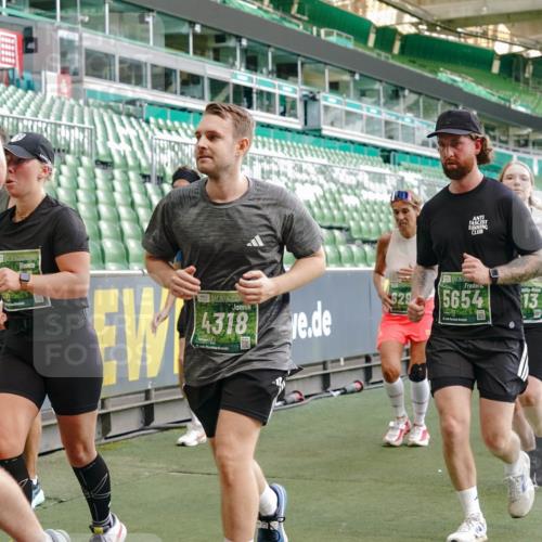 13.09.2026 - 21. swb-Marathon Bremen Michael Burmester http://msf.ph/oto/10419933 13.09.2026 13:21:18 Laufen im Stadion 128, 258, 351, 423, 441, 464, 601, 620, 704, 782, 851, 1060, 1066, 1094, 1129, 1158, 1177, 1316, 1344, 1409, 1417, 1439, 1446, 1518, 1676, 1697, 1729, 1756, 1808, 1815, 1846, 2010, 2028, 2064, 2139, 2201, 2258, 2278, 2349, 2394, 2395, 2414, 2417, 2437, 2501, 2519, 2533, 2551, 2588, 2652, 2660, 2694, 2695, 2736, 2756, 2793, 2828, 2886, 2954, 2964, 2995, 3004, 3010, 3017, 3018, 3022, 3034, 3035, 3036, 3037, 3059, 3070, 3074, 3102, 3139, 3144, 3225, 3264, 3310 meine-sportfotos.de