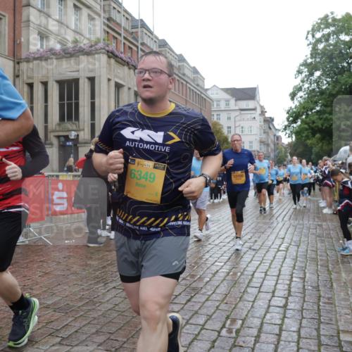 13.09.2026 - Kiel Lauf Yannick Fuchs http://msf.ph/oto/10419963 13.09.2026 10:52:27 Ziel 90, 475, 626, 1471, 1472, 1473, 1526, 1527, 1531, 1658, 1802, 2293, 2442, 2544, 3343, 3582, 3630, 3925, 5126, 5433, 5442, 5723, 6388, 6405, 6493, 7088, 7196, 7603, 7621, 8205, 8316, 8734, 8855, 8908, 9024, 9025, 9711, 10035, 10126, 10320, 10715, 10786, 10887, 11082, 11535, 11555, 11622, 11658, 11661, 11875, 11913, 12289, 12431, 23, 171, 777, 825, 1027, 1364, 1365, 1591, 1811, 1869, 2438, 2484, 2806, 2991, 3280, 3435, 3529, 3644, 3881, 4008, 4385 meine-sportfotos.de