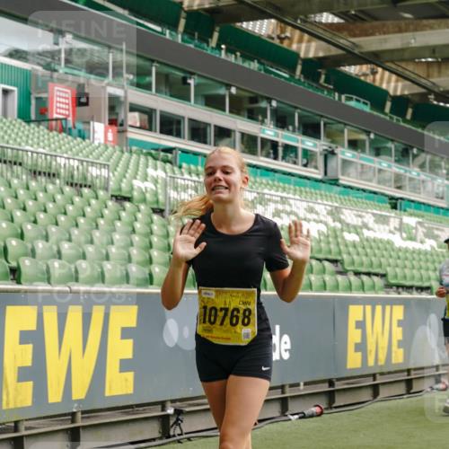 13.09.2026 - 21. swb-Marathon Bremen Michael Burmester http://msf.ph/oto/10420013 13.09.2026 10:43:57 Laufen im Stadion 10002, 10004, 10005, 10176, 10191, 10192, 10271, 10295, 10303, 10325, 10335, 10361, 10362, 10402, 10459, 10474, 10491, 10513, 10557, 10572, 10605, 10606, 10629, 10752, 10756, 10773, 10779, 10784, 10805, 10880, 10882, 10899, 10900, 10997, 10999, 11041, 11173, 11217, 11233, 11264, 11274, 11307, 11333, 11337, 11355, 11385, 11408, 11448, 11456, 11461, 11482, 11629, 11943, 12311, 12334 meine-sportfotos.de