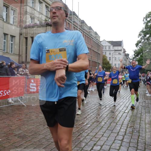 13.09.2026 - Kiel Lauf Yannick Fuchs http://msf.ph/oto/10420660 13.09.2026 10:53:07 Ziel 127, 1071, 3104, 3153, 3173, 3500, 3587, 3657, 5642, 5643, 5924, 6015, 6055, 6104, 6161, 6374, 6695, 6777, 7139, 7596, 7869, 8483, 8518, 8905, 9126, 9749, 10721, 11074, 11282, 11919, 11988, 12217, 12405, 12844, 154, 158, 172, 398, 1083, 1426, 1433, 1474, 1486, 1535, 1550, 1634, 1812, 1837, 2069, 2089, 2735, 3050, 3054, 3059, 3431, 3452, 3514, 3778, 3853, 3875, 4570, 5329, 5710, 5838, 6201, 7017, 7596, 7883, 8516, 8580, 8863, 8935, 475 meine-sportfotos.de