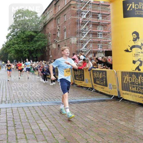 13.09.2026 - Kiel Lauf Yannick Fuchs http://msf.ph/oto/10420776 13.09.2026 09:42:40 Ziel 142, 762, 1045, 1777, 2608, 4322, 4548, 6075, 6213, 6423, 6913, 8532, 9519, 9592, 9706, 133, 445, 570, 771, 792, 2914, 2955, 2977, 3357, 3676, 5011, 5105, 5276, 5336, 5559, 5774, 6099, 6542, 6620, 6797, 7687, 8476, 10938, 11793, 12190, 12723, 1213, 3827, 3849, 5530, 7874, 8191, 8870, 9311, 9629, 11721, 12678, 570, 699, 2910, 3801, 5011, 5276, 6599 meine-sportfotos.de