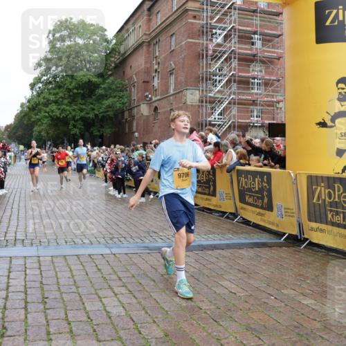 13.09.2026 - Kiel Lauf Yannick Fuchs http://msf.ph/oto/10420778 13.09.2026 09:42:40 Ziel 142, 762, 1045, 1777, 2608, 4322, 4548, 6075, 6213, 6423, 6913, 8532, 9519, 9592, 9706, 133, 445, 570, 771, 792, 2914, 2955, 2977, 3357, 3676, 5011, 5105, 5276, 5336, 5559, 5774, 6099, 6542, 6620, 6797, 7687, 8476, 10938, 11793, 12190, 12723, 1213, 3827, 3849, 5530, 7874, 8191, 8870, 9311, 9629, 11721, 12678, 570, 699, 2910, 3801, 5011, 5276, 6599 meine-sportfotos.de