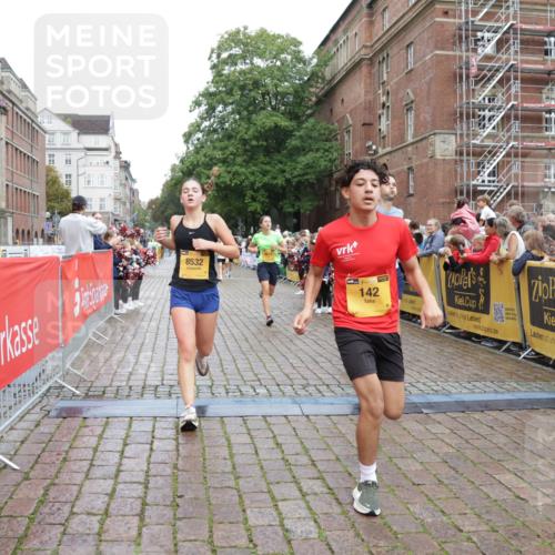 13.09.2026 - Kiel Lauf Yannick Fuchs http://msf.ph/oto/10420813 13.09.2026 09:42:42 Ziel 142, 762, 1045, 2608, 3827, 4322, 4548, 6075, 6423, 6913, 8532, 9519, 9592, 9706, 133, 445, 570, 771, 792, 1045, 1777, 2914, 2955, 2977, 3357, 3676, 4548, 5011, 5105, 5336, 5559, 5774, 6075, 6099, 6213, 6542, 6620, 6797, 7687, 8476, 10938, 11793, 12190, 12723, 1040, 1213, 3849, 3850, 5530, 7874, 8191, 8870, 9311, 9629, 11721, 11753, 12678, 570, 699, 792, 2910, 3801, 5011, 5276, 6599, 12723 meine-sportfotos.de