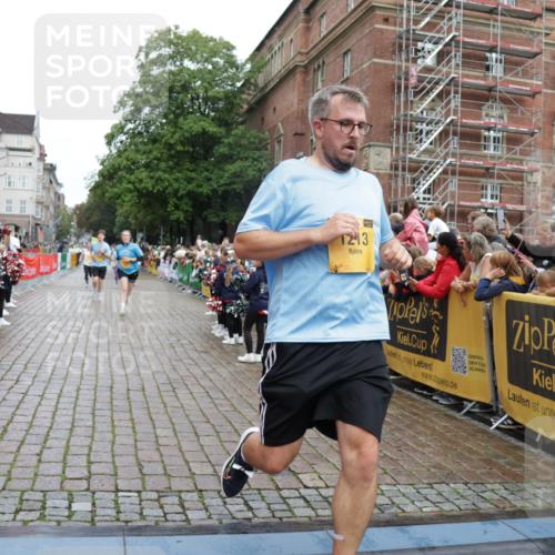 13.09.2026 - Kiel Lauf Yannick Fuchs http://msf.ph/oto/10421043 13.09.2026 09:42:58 Ziel 1040, 1213, 3849, 3850, 5530, 7874, 8191, 8870, 9311, 9629, 11721, 11753, 12678, 142, 445, 762, 771, 1045, 1777, 2608, 3827, 4322, 4548, 5559, 6075, 6099, 6213, 6423, 6542, 6913, 8532, 9519, 9592, 9706, 11721, 12190, 255, 623, 1508, 3041, 5929, 7099, 7532, 8808, 9354, 9933, 10047, 10118, 12259, 133, 2914, 2955, 2977, 3676, 5105, 6099, 6797, 10938, 11793 meine-sportfotos.de