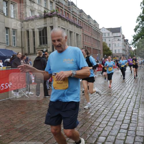 13.09.2026 - Kiel Lauf Yannick Fuchs http://msf.ph/oto/10421214 13.09.2026 10:53:53 Ziel 1117, 1424, 2033, 2683, 2843, 3092, 3817, 3822, 3886, 3962, 4045, 4101, 4249, 4276, 4581, 4633, 4701, 4867, 5073, 5203, 5427, 5431, 5506, 5626, 5650, 5884, 6297, 6394, 6761, 7144, 7467, 7695, 8610, 8639, 9124, 9666, 9705, 10146, 10766, 11486, 11897, 12404, 168, 183, 207, 661, 1199, 1757, 2225, 2433, 2692, 2859, 3027, 3498, 3922, 3962, 4005, 4515, 4657, 5285, 5766, 5769, 5788, 6543, 6821, 7021, 7132, 7365, 7649, 10276, 11166, 11253, 11537, 11556, 12380, 243, 12844 meine-sportfotos.de