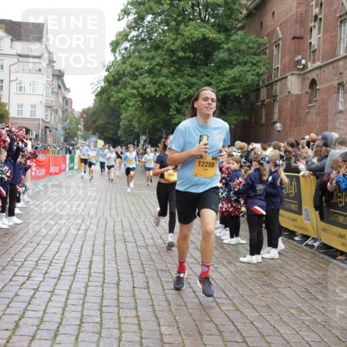 13.09.2026 - Kiel Lauf Yannick Fuchs http://msf.ph/oto/10421227 13.09.2026 09:43:09 Ziel 1040, 3041, 3850, 5530, 5929, 7532, 8808, 9354, 9933, 10047, 10118, 11753, 12259, 142, 762, 1213, 3827, 3849, 4322, 6423, 7874, 8191, 8532, 8870, 9311, 9519, 9592, 9629, 9706, 11721, 12678, 255, 401, 623, 1508, 4256, 6377, 7099, 7857, 8066, 10189, 10300, 12575, 445, 771, 1045, 1777, 2608, 4548, 5559, 6075, 6213, 6423, 6542, 6913, 9706, 12190 meine-sportfotos.de