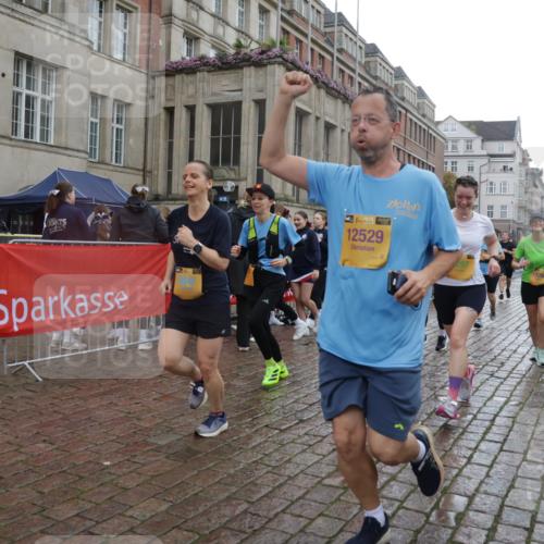 13.09.2026 - Kiel Lauf Yannick Fuchs http://msf.ph/oto/10421939 13.09.2026 10:55:11 Ziel 185, 1459, 1815, 1851, 1973, 2339, 2548, 2738, 3084, 3429, 3903, 4403, 4678, 4898, 5104, 5645, 5834, 6193, 6490, 6498, 6501, 6583, 6991, 7118, 7450, 7566, 7722, 8121, 8714, 8791, 8845, 9131, 10032, 10061, 10354, 10571, 11157, 11325, 11358, 11453, 12176, 12444, 396, 454, 459, 575, 796, 1063, 1232, 1619, 1659, 1940, 2198, 2357, 2554, 2747, 2813, 3162, 3511, 3699, 3939, 3950, 4091, 4369, 4370, 4625, 4652, 4665, 4772, 4902, 7722, 34, 313 meine-sportfotos.de