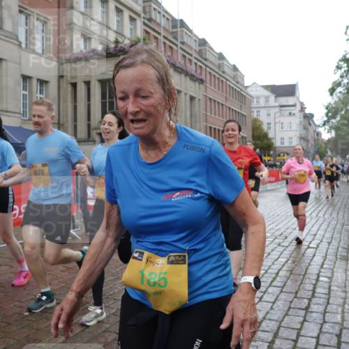 13.09.2026 - Kiel Lauf Yannick Fuchs http://msf.ph/oto/10422282 13.09.2026 10:55:46 Ziel 280, 566, 1264, 1673, 1929, 2190, 2208, 2264, 2589, 3297, 3539, 4747, 5034, 5279, 5752, 5772, 7988, 8346, 8631, 8632, 8722, 11036, 11196, 11621, 11952, 12327, 12499, 34, 185, 313, 428, 1841, 1851, 1885, 2330, 2331, 3105, 3379, 3429, 3645, 4403, 4519, 4594, 4678, 5485, 5544, 5572, 5822, 5834, 5903, 6753, 6800, 6880, 6922, 7118, 7148, 7450, 7566, 7568, 7966, 8330, 8765, 8772, 8791, 9014, 9651, 9653, 9858, 10597, 10722, 11621, 11946, 11952, 12500, 7483, 7118, 7566, 8845 meine-sportfotos.de