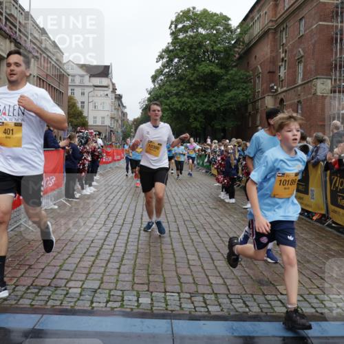 13.09.2026 - Kiel Lauf Yannick Fuchs http://msf.ph/oto/10422603 13.09.2026 09:43:31 Ziel 40, 401, 1049, 1857, 4171, 4256, 7773, 7857, 7905, 8066, 8770, 8834, 10189, 10300, 11246, 12101, 12575, 255, 623, 1040, 1508, 3041, 3850, 5530, 5929, 6377, 7099, 7532, 8191, 8808, 9354, 9933, 10047, 10118, 11753, 12259, 654, 1833, 4522, 5857, 5964, 7510, 7948, 9323, 9934, 10460, 12164, 1213, 3849, 7874, 8191, 8870, 9311, 9629, 12678 meine-sportfotos.de